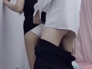 操自己十八岁表妹 再次进入温暖的小穴包裹 迫不及待靠墙怼着操内射 完美对白