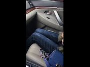 西装哥开车接女朋友下班，这女友也真饥渴大白天的让男友把车停在路边车震