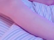 苗条白嫩网红妹粉丝吊带闺房自摸难耐好想要到隔壁房勾引睡觉中的弟弟扒掉内裤主动吃鸡巴被猛操内射对白淫荡