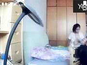 家用摄像机偷录貌似网络主播独守空房的宝妈给孩子喂奶 性感肚兜真是惹火